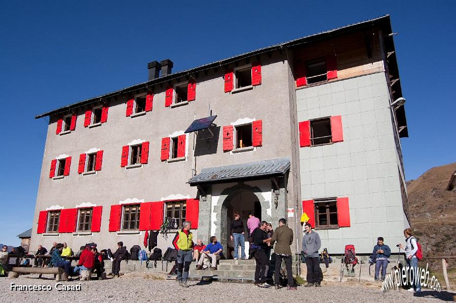 05 Il rifugio Laghi Gemelli.jpg